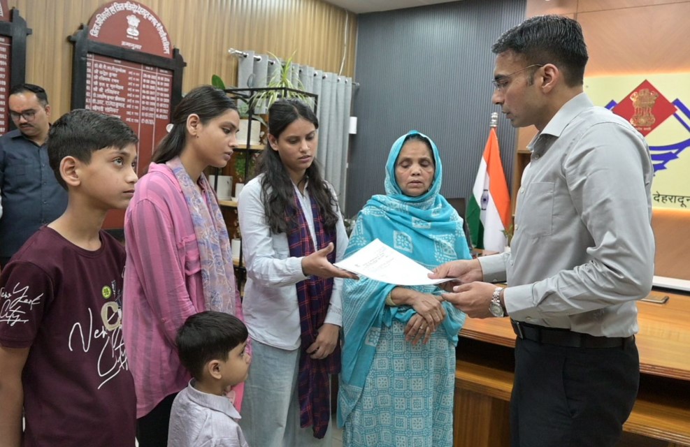 असहाय विधवा को डीएम का सहारा, बैंक ऋण कराया समाप्त