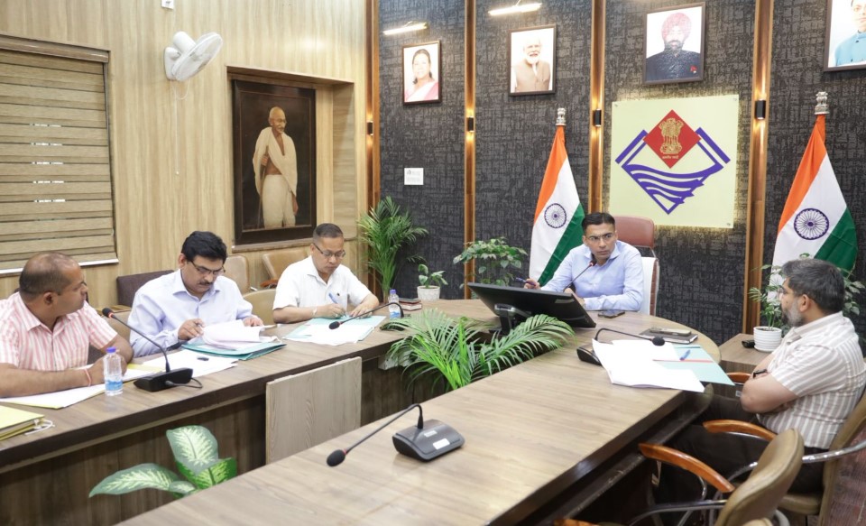 बढ़ती आपराधिक घटनाओं पर डीएम सख्त, होमस्टे, होटल एवं वेडिंग प्वाइंट्स पर सघन सत्यापन के निर्देश