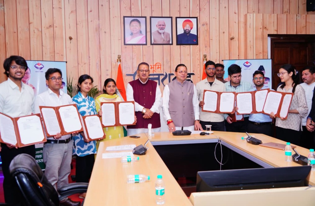 मुख्यमंत्री धामी ने कृषि एवं कृषक कल्याण विभाग में चयनित 12 अभ्यर्थियों को सौंपे नियुक्ति पत्र