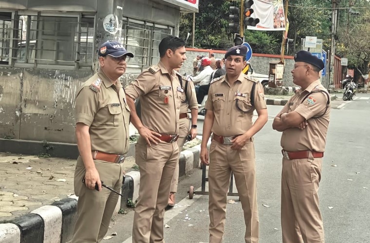 शहर के विभिन्न सार्वजनिक स्थानों और पार्कों में चला दून पुलिस का चेकिंग अभियान