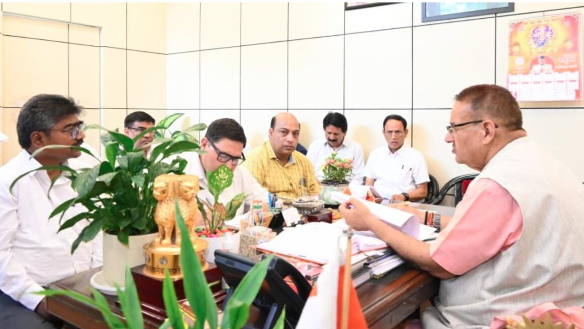 कैबिनेट मंत्री गणेश जोशी ने सिंचाई विभाग के अधिकारियों के साथ की बैठक