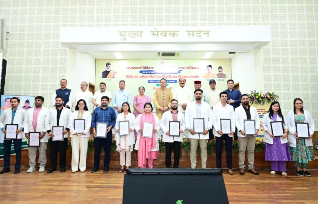 मुख्यमंत्री धामी ने 307 नव नियुक्त अभ्यर्थियों को सौंपे नियुक्ति पत्र