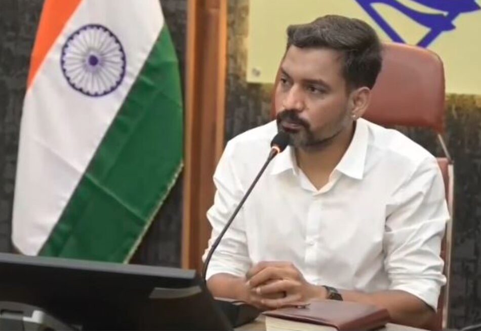विकास योजनाओं एवं सीएम घोषणाओं की समीक्षा बैठक में डीएम ने दिए कार्यों में तेजी लाने के निर्देश