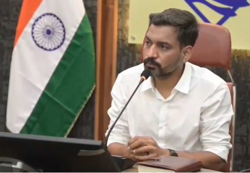 विकास योजनाओं एवं सीएम घोषणाओं की समीक्षा बैठक में डीएम ने दिए कार्यों में तेजी लाने के निर्देश