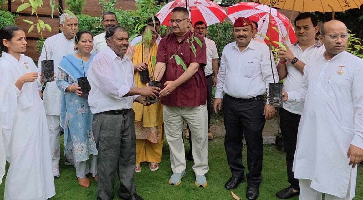 कृषि मंत्री गणेश जोशी ने विश्व पर्यावरण दिवस पर किया पौधारोपण