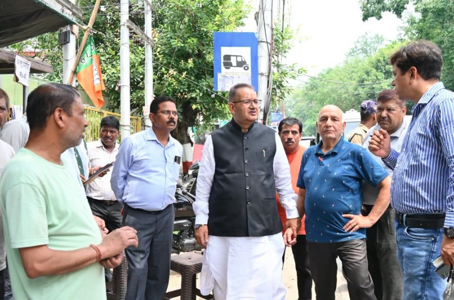 कैबिनेट मंत्री गणेश जोशी ने न्यू कैंट रोड के निर्माण कार्यों का किया निरीक्षण