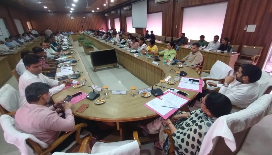 जिला पंचायत बोर्ड की बैठक में ग्रामीण विकास कार्यों की समीक्षा, जनसमस्याओं के समाधान पर जोर