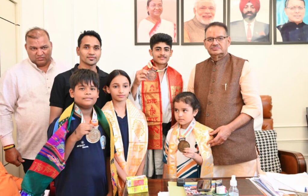 कैबिनेट मंत्री गणेश जोशी ने कराटे चैंपियनशिप के विजेताओं को किया सम्मानित