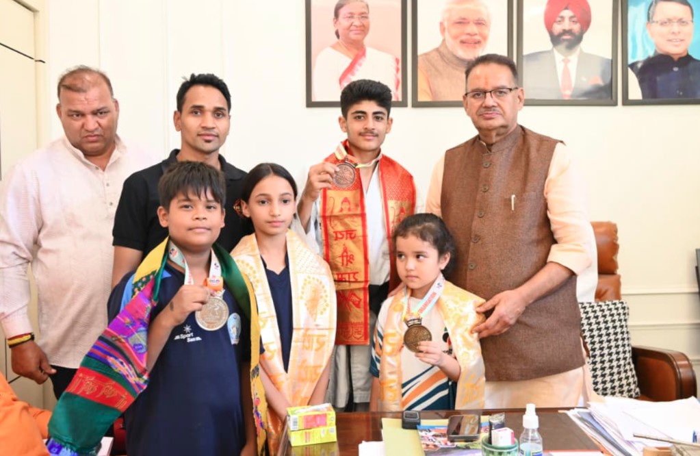 कैबिनेट मंत्री गणेश जोशी ने कराटे चैंपियनशिप के विजेताओं को किया सम्मानित