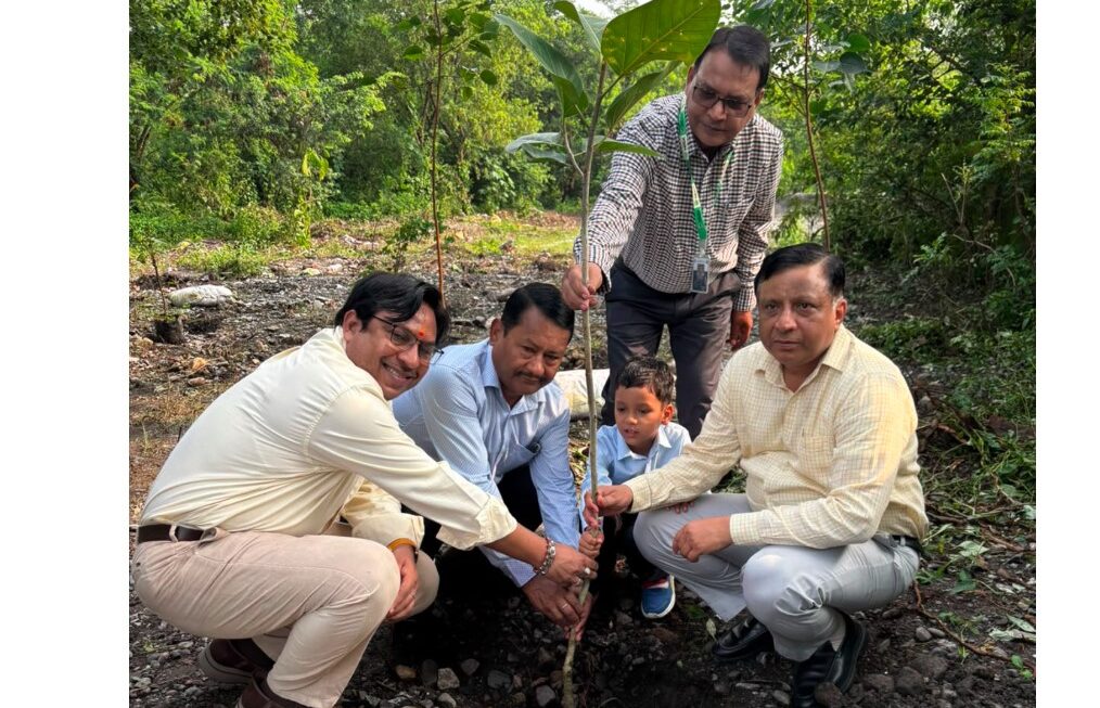 “पेड़ नहीं, आने वाली पीढ़ियों का भविष्य लगा रहे हैं”- बंशीधर तिवारी