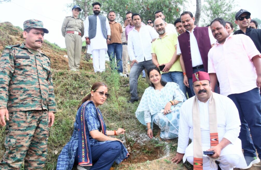 हरेला पर्व पर मंत्री रेखा आर्या ने किया पौधारोपण