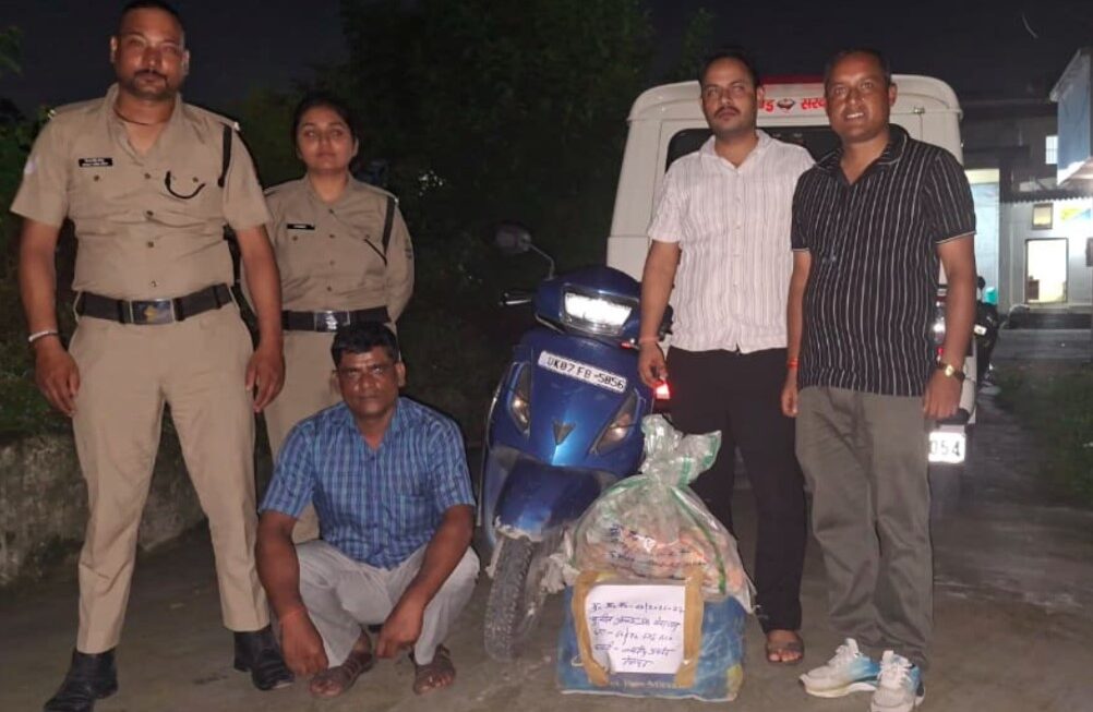 आबकारी विभाग की बड़ी कार्रवाई, स्कूटी से अवैध शराब की खेप बरामद, तस्कर गिरफ्तार