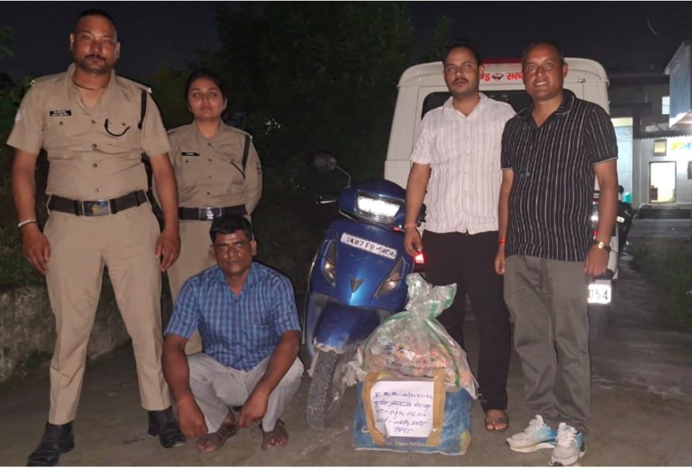 आबकारी विभाग की बड़ी कार्रवाई, स्कूटी से अवैध शराब की खेप बरामद, तस्कर गिरफ्तार