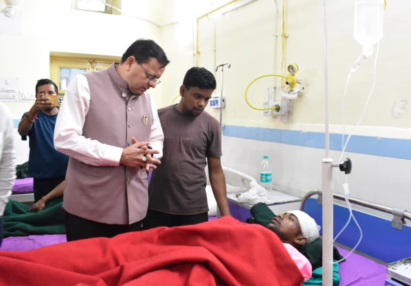 घायल श्रमिकों से मिले मुख्यमंत्री धामी, जिला अस्पताल में जाना कुशलक्षेम
