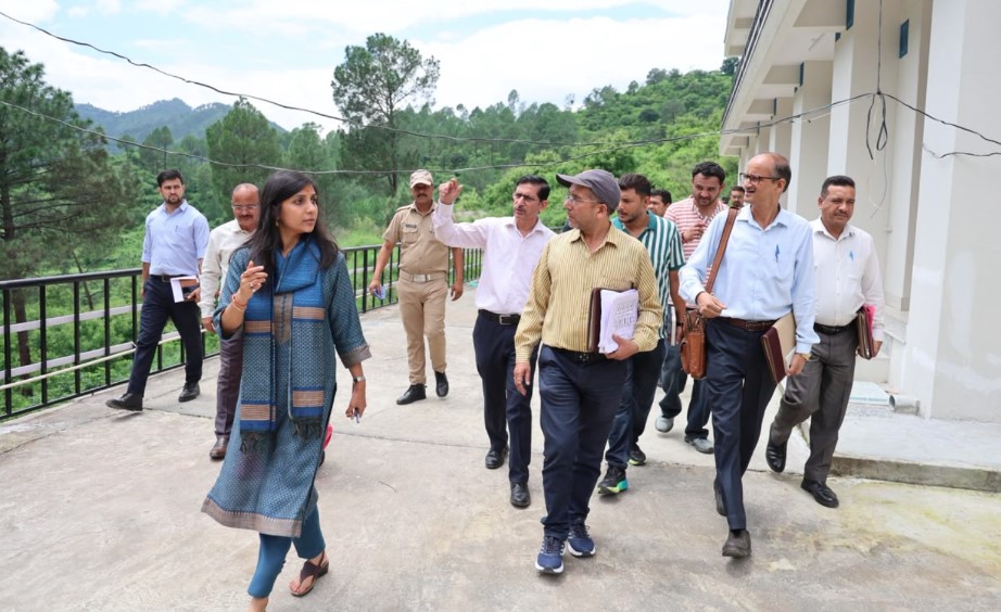 मंडी परिषद की धीमी कार्यप्रगति पर जिलाधिकारी ने जतायी नाराज़गी, कार्य में तेजी लाने के दिए निर्देश