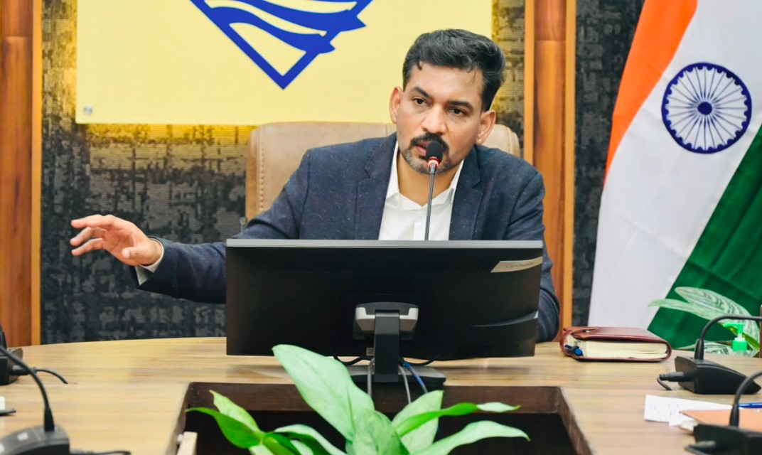 सीएम हेल्पलाइन की लंबित शिकायतों का प्राथमिकता से करें निस्तारणः जिलाधिकारी