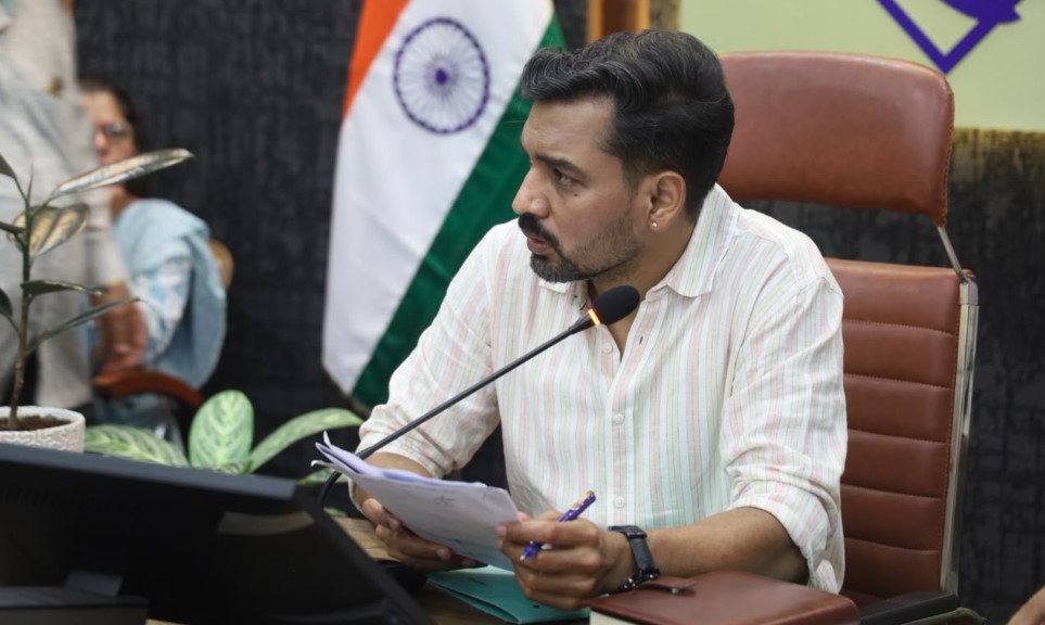 डोईवाला-थानों मार्ग पर बस सेवा के अभाव पर डीएम सख्त, एसीईओ को किया तलब
