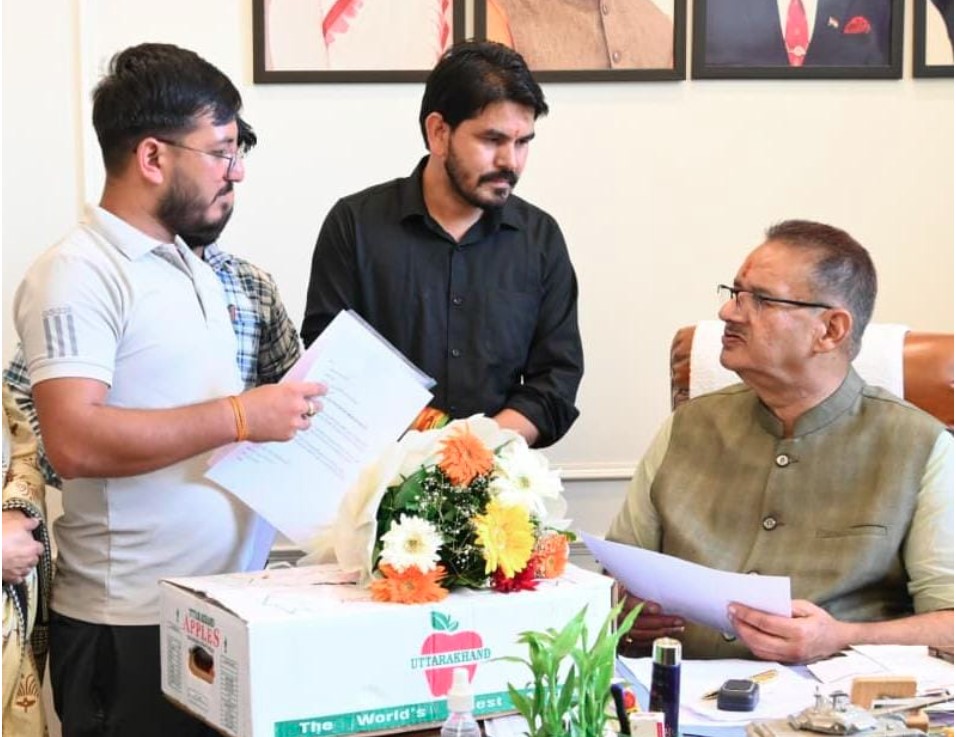 जनसुनवाई में कृषि मंत्री गणेश जोशी ने सुनीं लोगों की समस्याएं