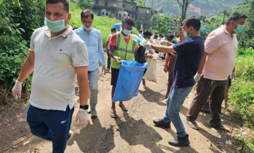 जिलाधिकारी के निर्देशन में कांवड़ यात्रा के बाद नीलकंठ में चला वृहद स्वच्छता अभियान