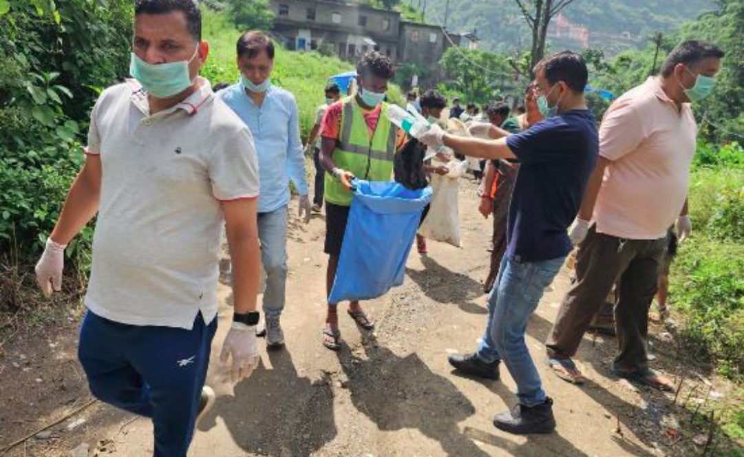 जिलाधिकारी के निर्देशन में कांवड़ यात्रा के बाद नीलकंठ में चला वृहद स्वच्छता अभियान