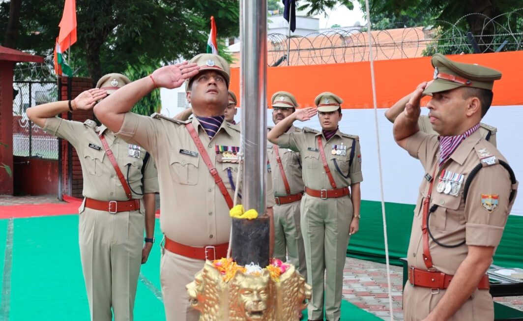 80 वें स्वतंत्रता दिवस के अवसर पर एसएसपी देहरादून ने पुलिस लाइन देहरादून में किया ध्वजारोहण
