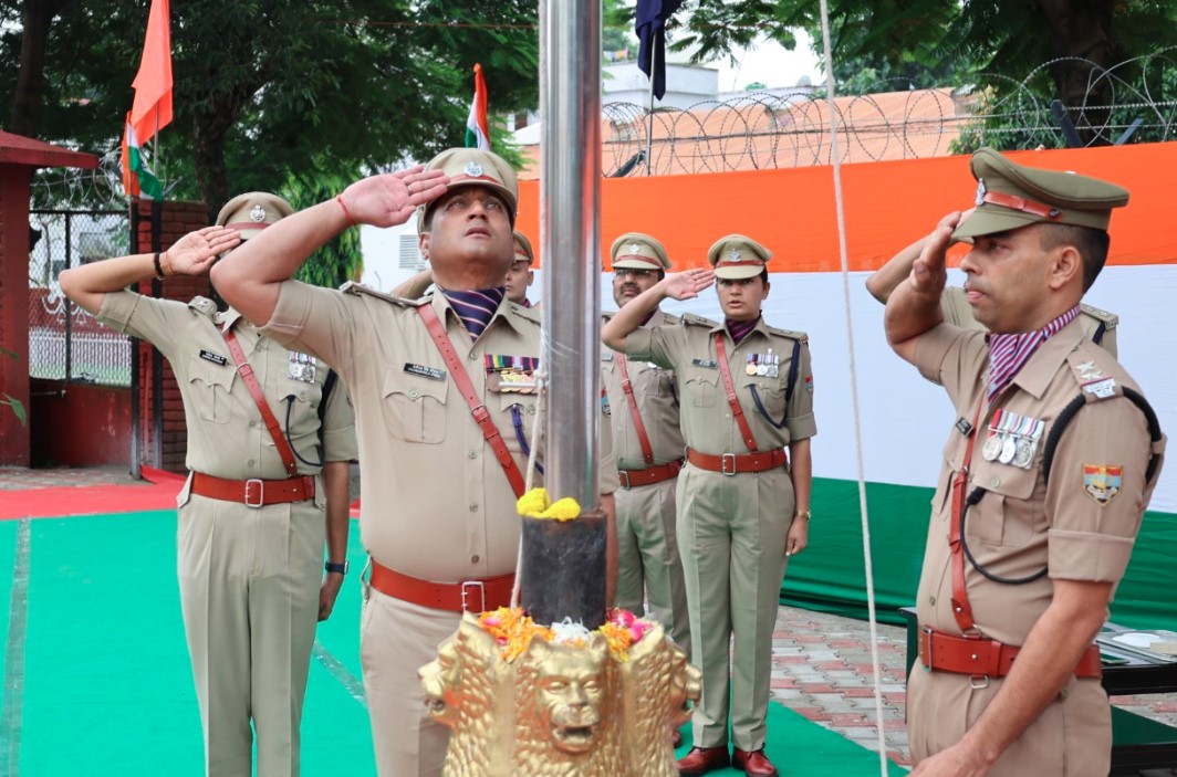 80 वें स्वतंत्रता दिवस के अवसर पर एसएसपी देहरादून ने पुलिस लाइन देहरादून में किया ध्वजारोहण